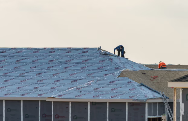 Synthetic Underlayment vs. Traditional Felt Paper: What’s Under Your Shingles?
